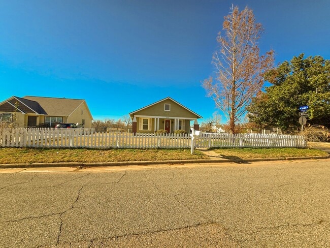 Building Photo - 1224 N Market Ave