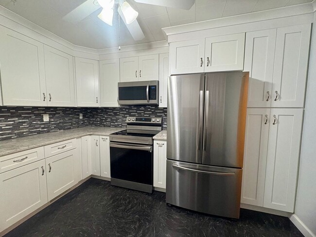 Building Photo - 3 Bedroom 2 Bathroom Cape Cod Available in York!