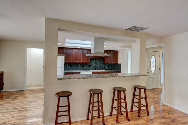 Building Photo - Newly Renovated 3 Bedroom in Oak Harbor