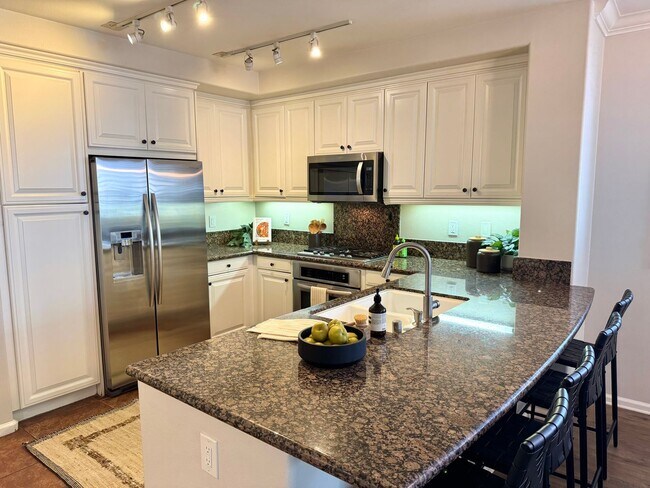 Building Photo - Gorgeous 3 Bed, 2 Bath Unit with Ocean Views