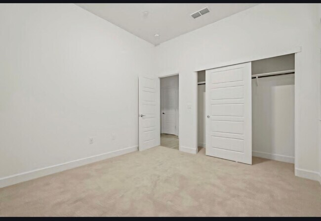 Building Photo - Gorgeous 4 bedroom 3 bath in Northlake