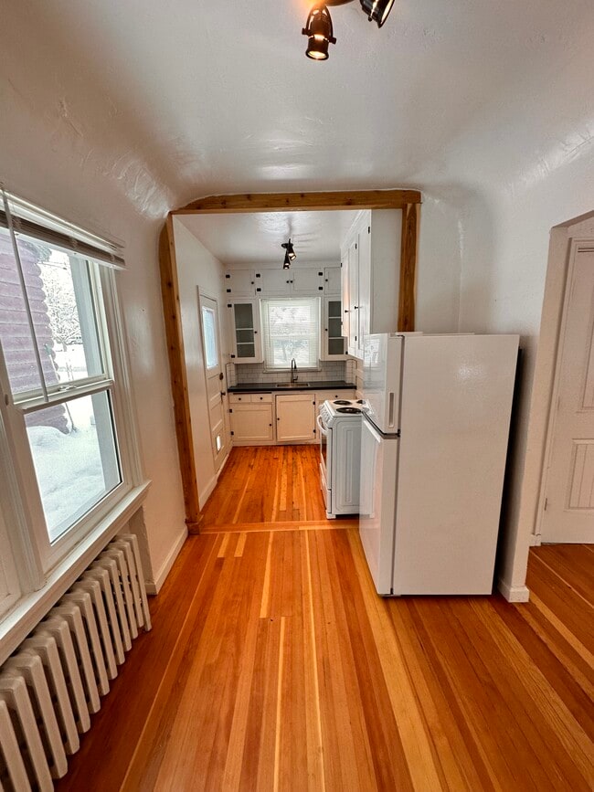 Building Photo - 2445 Custer Ave