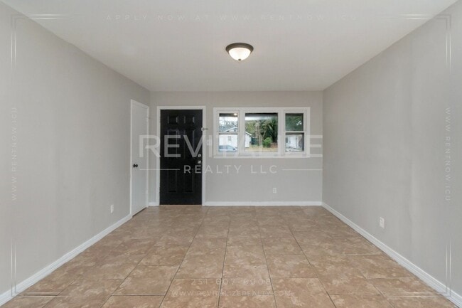 Building Photo - 3 Bed/1 Bath Home with Large Yard and Fence!