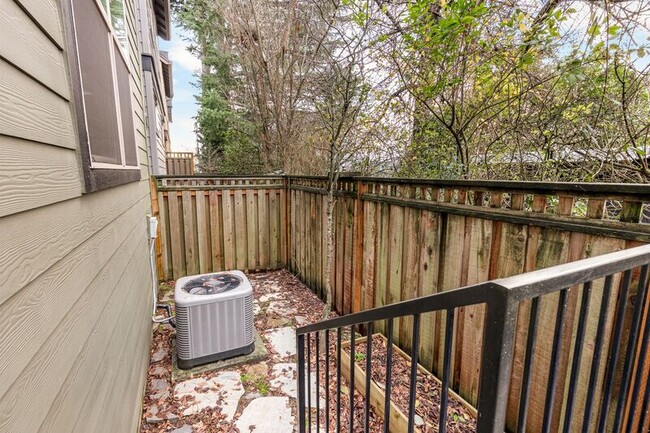 Building Photo - 7898 SW Capitol Hill Rd