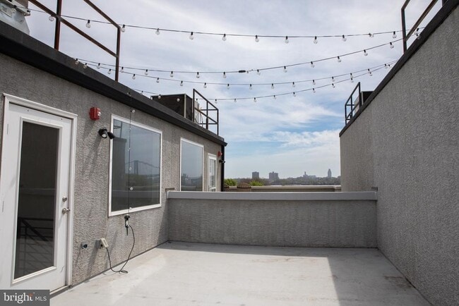 Building Photo - 323 E Allen St