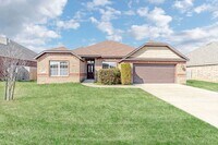 Building Photo - Centerton Family Home!