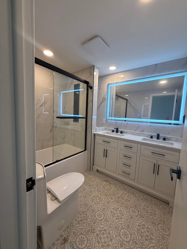 Building Photo - 4300 Fairfield Dr