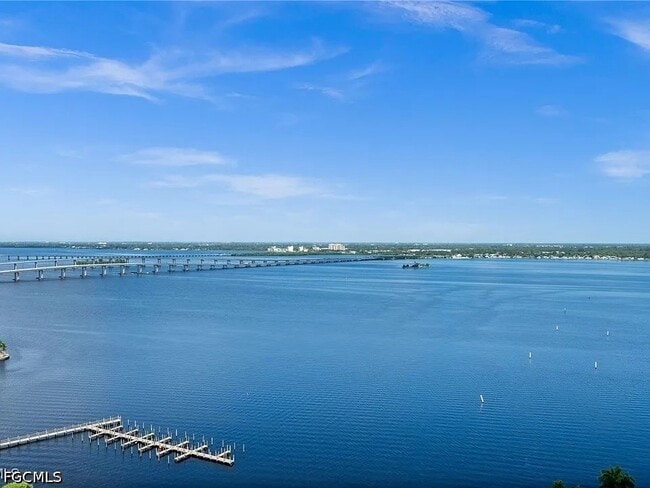 Building Photo - 3000 Oasis Grand Blvd