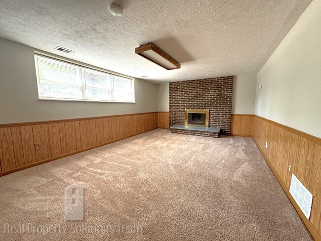 Building Photo - 3044 Easthaven Dr