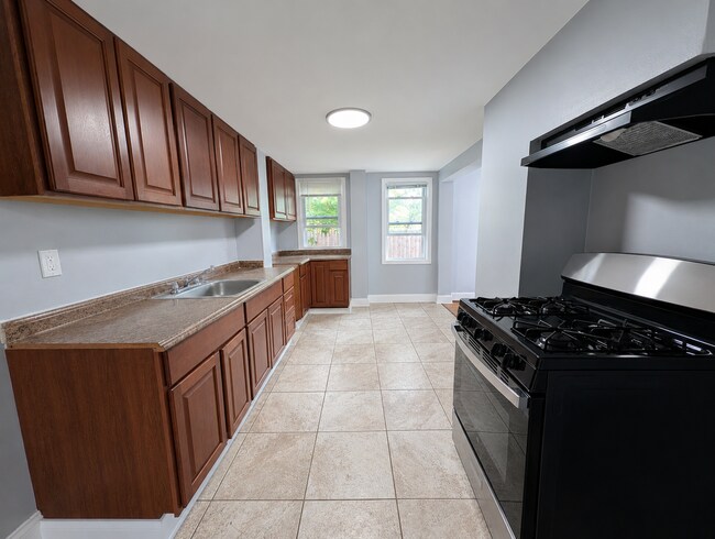 Building Photo - 406 Comstock St