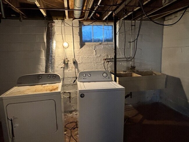 Building Photo - 3 BR/1 BA Single-Family Home in St. Paul!