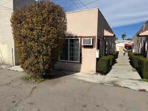 Building Photo - 2 Bedroom 1 Bath in East Hemet!