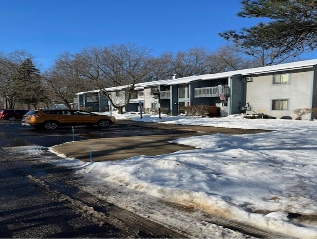 Building Photo - 305 S Walnut St