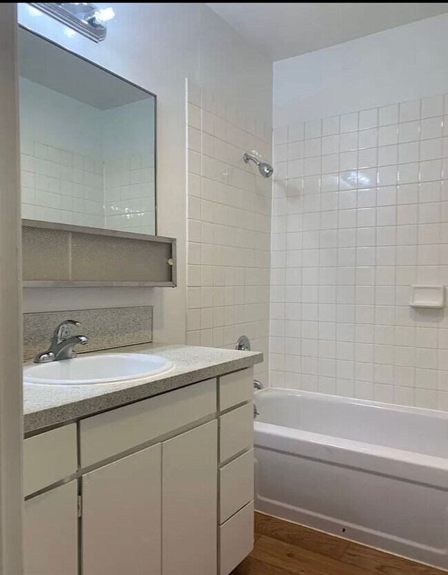 Building Photo - Spacious Top Floor One Bedroom w/ Open Flo...