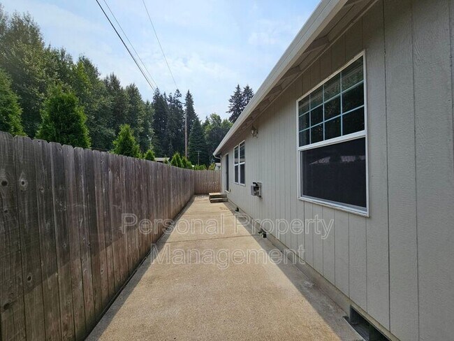 Building Photo - 11809 NE 26th Pl