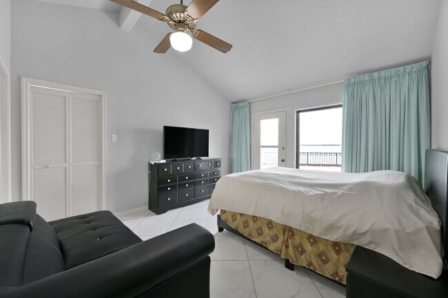 Building Photo - Fully Furnished 2 bedroom Lakefront with 1...