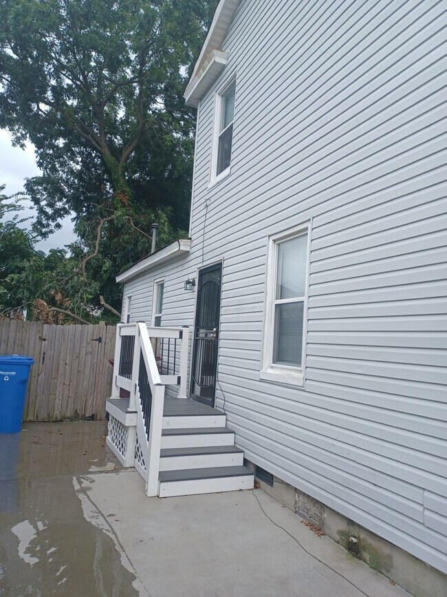 Building Photo - 1107 Hull St