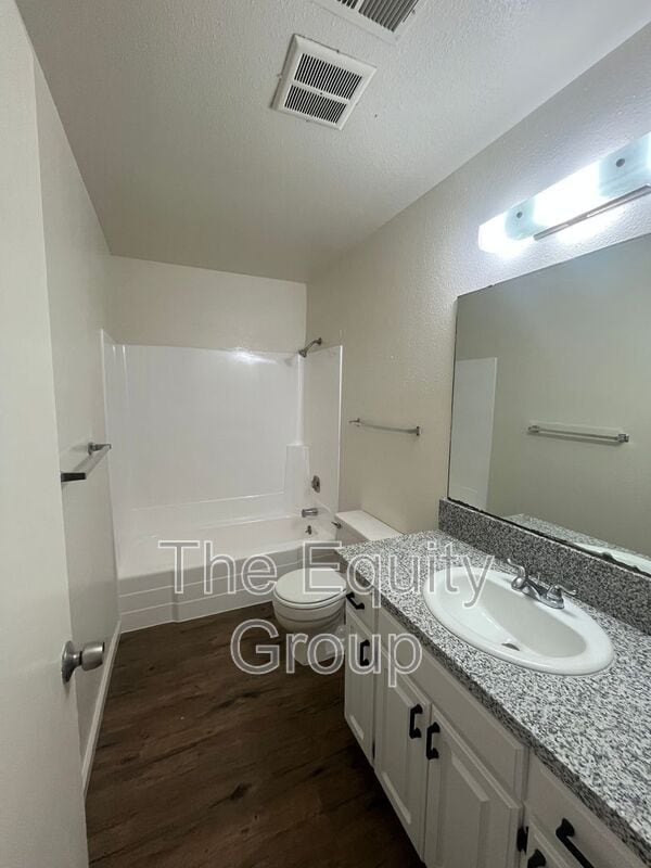 Building Photo - 138 S Peppertree St