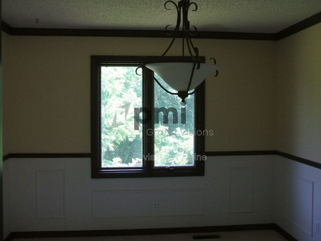 Building Photo - 536 W Ash Ave