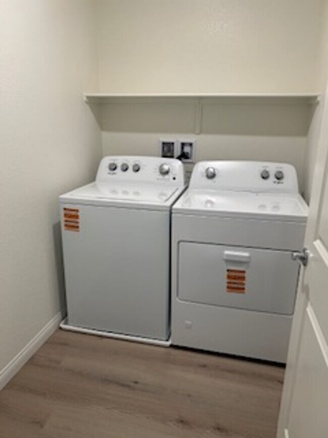 Building Photo - Spacious New Home with 5 Bedrooms in Hende...