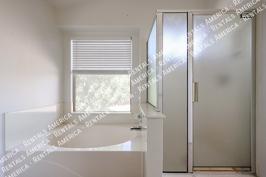 Building Photo - 568 E Sherri Dr