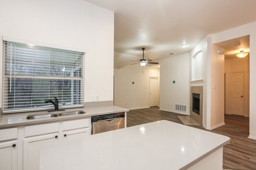 Building Photo - 308 Creekview Dr