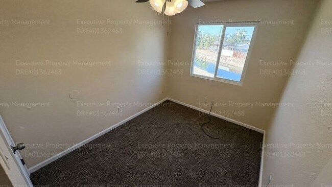 Building Photo - 3 bedroom/ 1.5 bathroom townhome