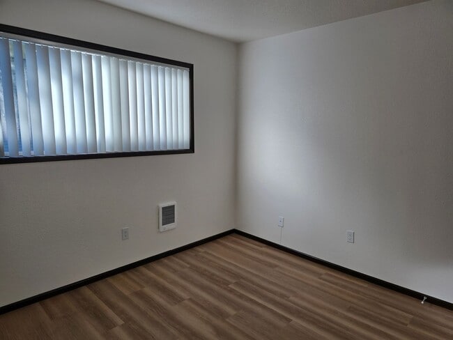 Building Photo - Incredible Value!  Upstairs Pet Friendly 2...
