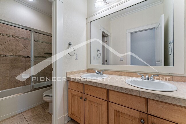 Building Photo - Gorgeous Home with Central AC and Washer/Dryer