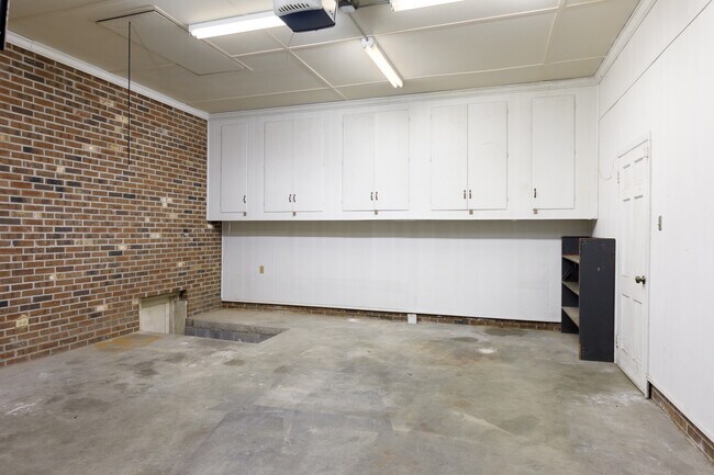 Building Photo - 606 Hilliard Dr