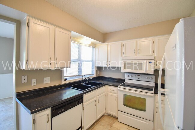 Building Photo - 3 Bed 2.5 bath Home with a fully fenced yard in West Des Moines with a 2-Car attached garage