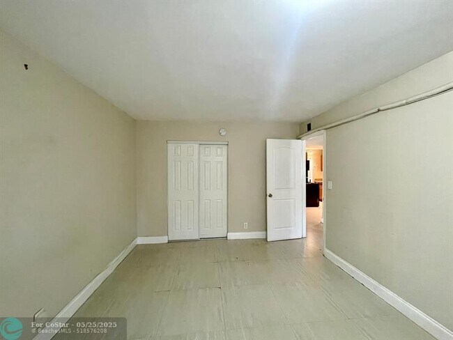 Building Photo - 607 NE 29th Dr