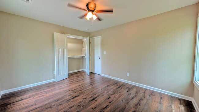 Building Photo - Newly Renovated | Upstairs Duplex | Minute...