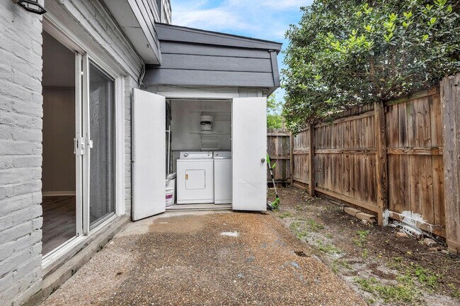 Building Photo - 2808 Skyway Cir