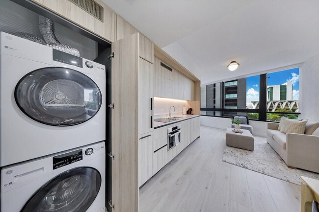 Building Photo - 225 N Miami Ave