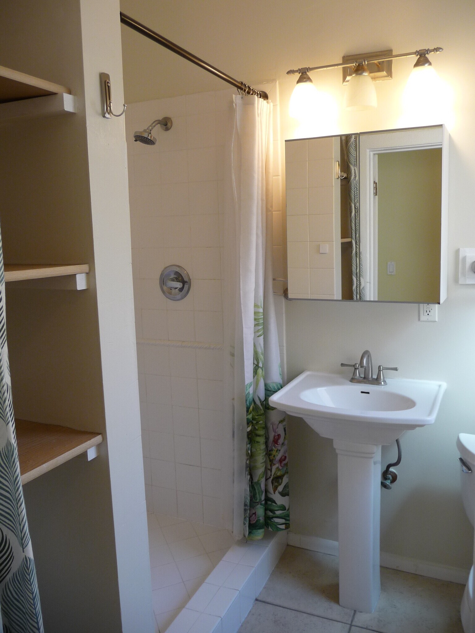 Building Photo - 435 1/2 N Sierra Bonita Ave