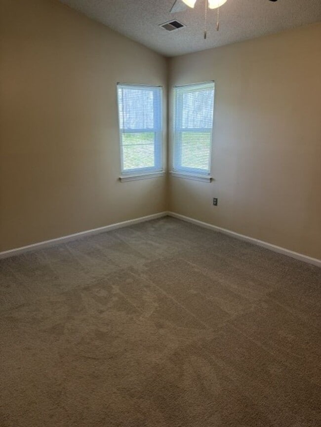 Building Photo - Ranch Home with 3BR/2BA