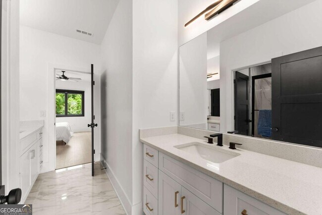 Building Photo - 151 S Pointe Dr