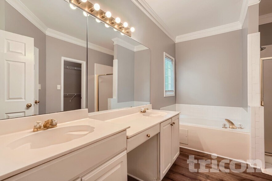 Building Photo - 2200 Sugarbirch Dr