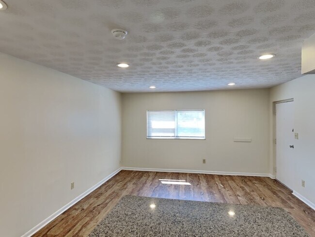 Building Photo - 1620-1636 Indianola Ave-1630