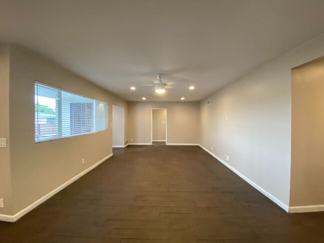 Building Photo - Huge Bedrooms, lots of Parking, closest to campus!
