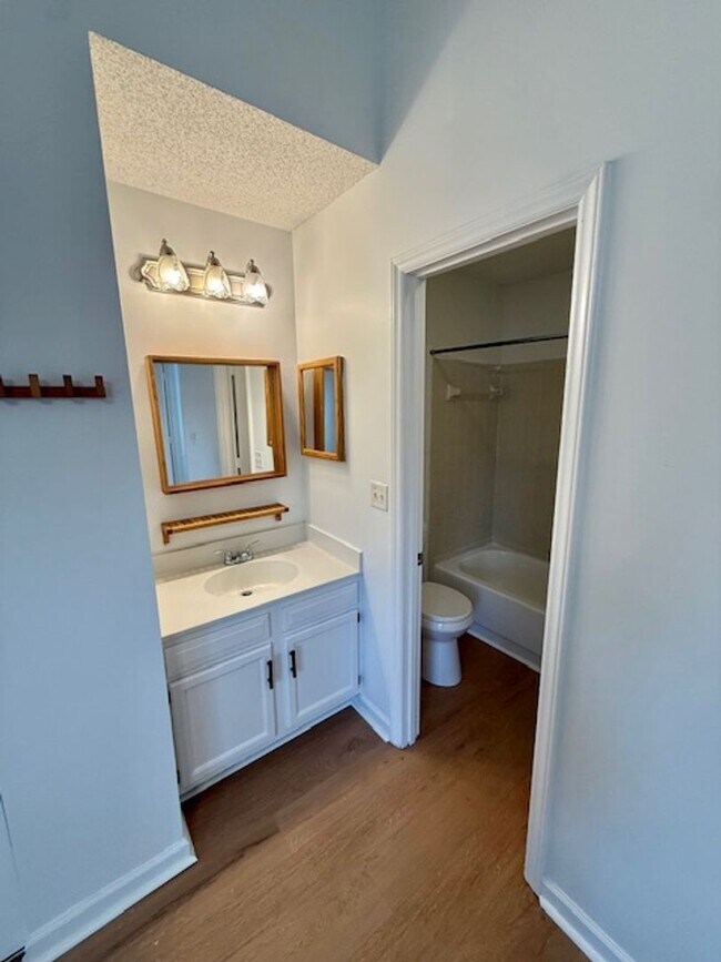 Building Photo - Fabulous Townhome in Prime Location – Comf...
