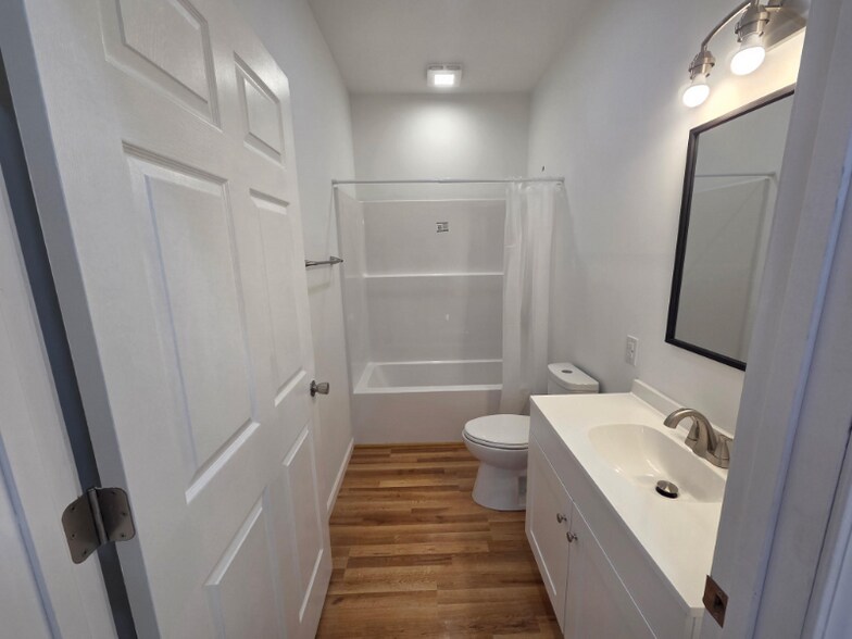 Building Photo - 203 N Elm St