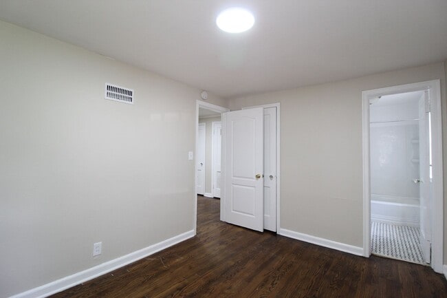 Building Photo - One Bedroom Duplex in North Kansas City