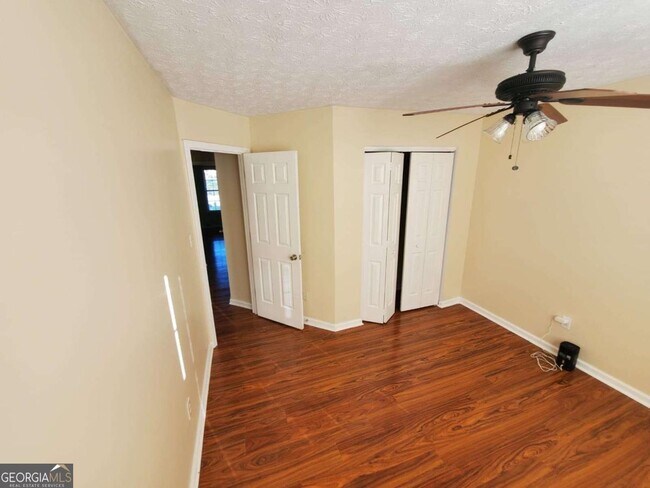 Building Photo - 5450 Twin Lakes Dr