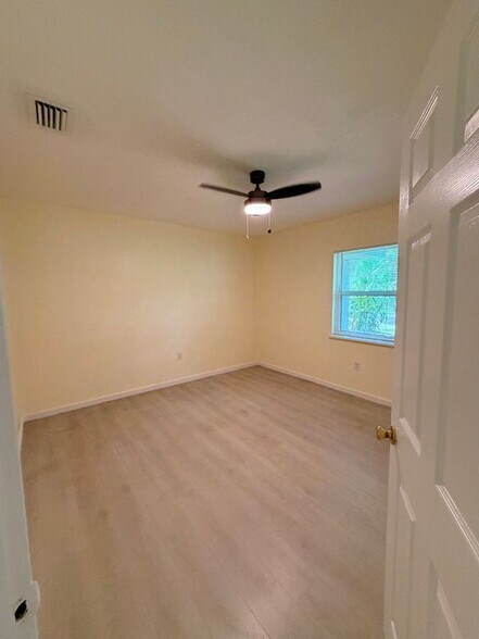 Building Photo - 305 W Country Club Dr
