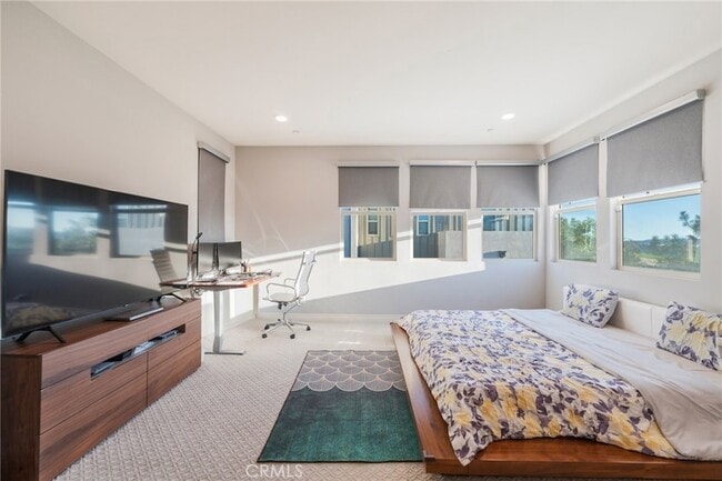 Building Photo - 102 Spectacle