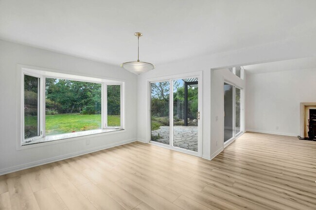 Building Photo - Rent this Beautiful 5 BEDROOM HOME NOW!