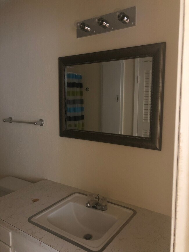 Building Photo - CLYDE AMERICA!  3 bed 1 bath 1 car garage!...