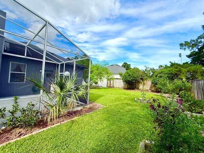 Building Photo - Executive 4bedrooms/3baths Dream pool-home...